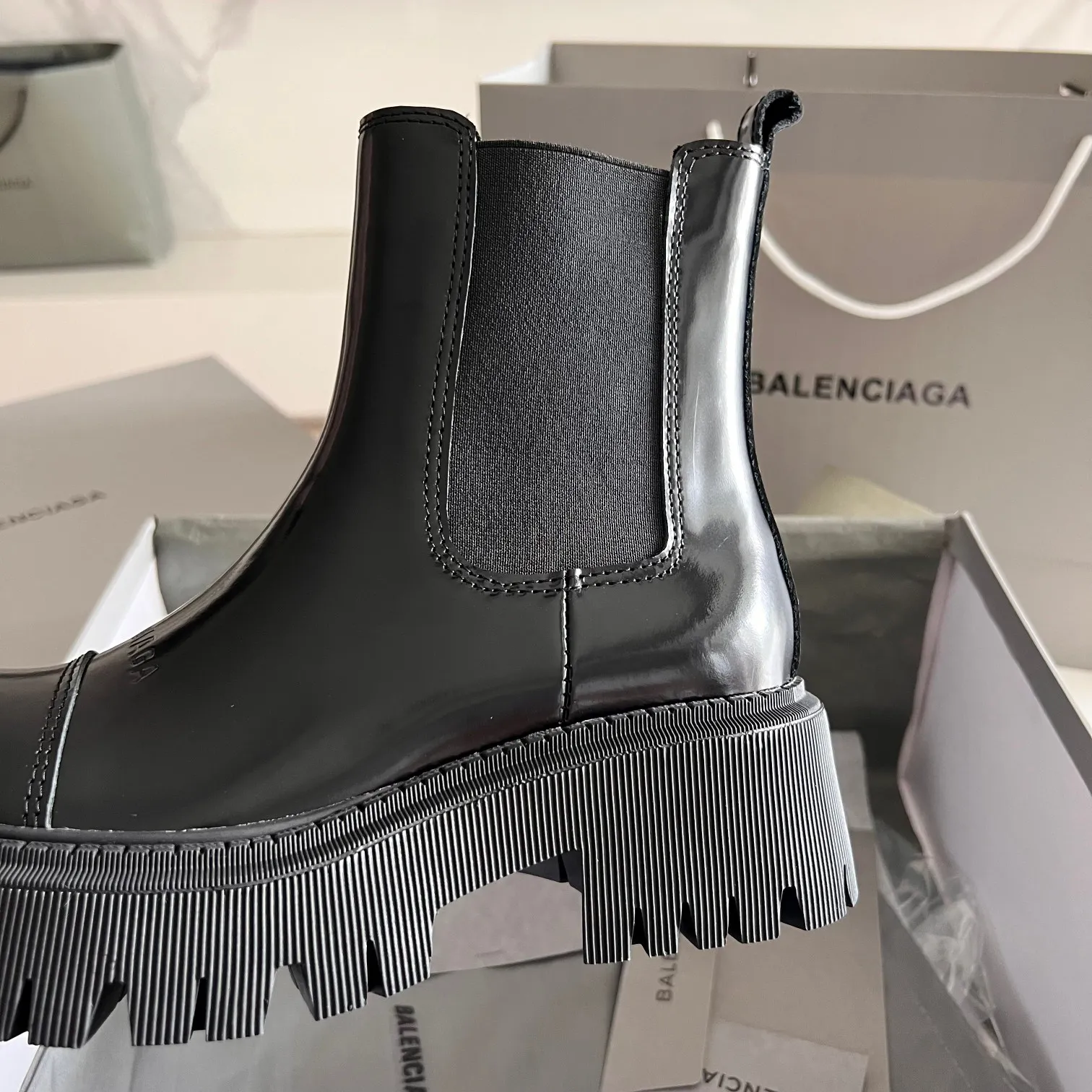 👟👟Ex-factory price 700👟👟 BALENCIAGA# Balenciaga's new big-toe derby shoes TRACTOR big-toe derby shoes loafers👞 Original medium-gloss open-edge beaded cowhide. Restrained and stylish. Matching the brand logo on the shoe cover. The rhythm of closing your eyes. The lining and feet are made of black silk cowhide. The texture is soft and delicate. The gear-shaped rubber outsole is 5cm higher. Size: 35-40 (customization of 40 pieces is not returnable)